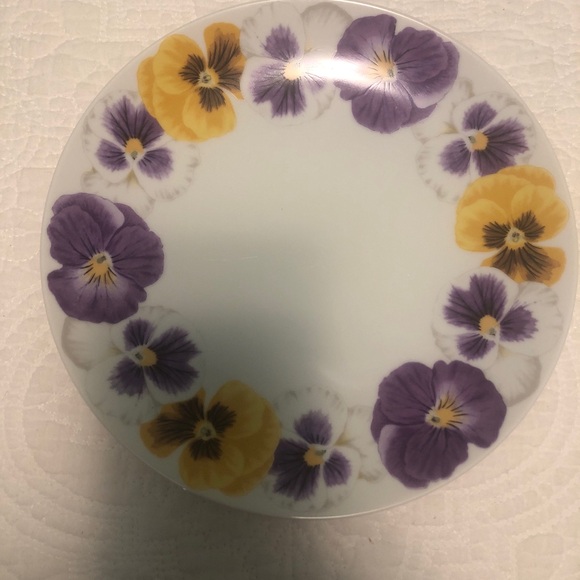 Pottery Barn Other - Pretty pansy plate